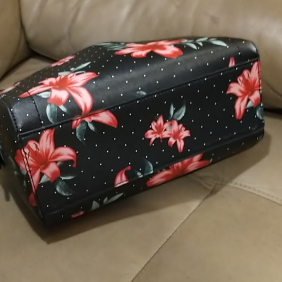 NWOT GUESS Gorgeous Floral Crossbody Bag - Picture 8 of 9